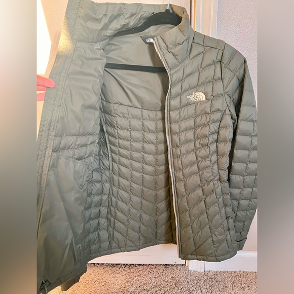 NWOT The North Face Women's Thermoball Green Puffer Jacket - Picture 2 of 8